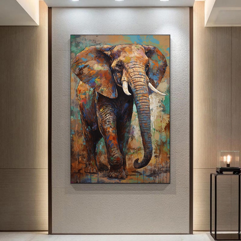 Puede incluir: Una pintura colorida de un elefante con un fondo texturizado. El elefante es marr&oacute;n, gris y azul con una trompa larga y orejas grandes.