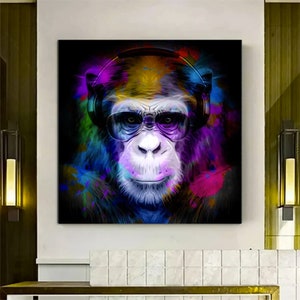 Può includere: Un dipinto astratto colorato di una scimmia con cuffie e occhiali da sole. Il viso della scimmia è il punto focale del dipinto, con schizzi di colore sullo sfondo.