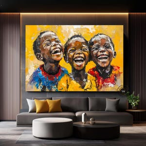 Pu&ograve; includere: Un grande e vibrante dipinto raffigura tre bambini che ridono gioiosamente. L'opera d'arte presenta uno sfondo giallo brillante e i bambini indossano camicie colorate. Il dipinto &egrave; esposto sopra un divano grigio con cuscini gialli, creando un'atmosfera calda e accogliente.