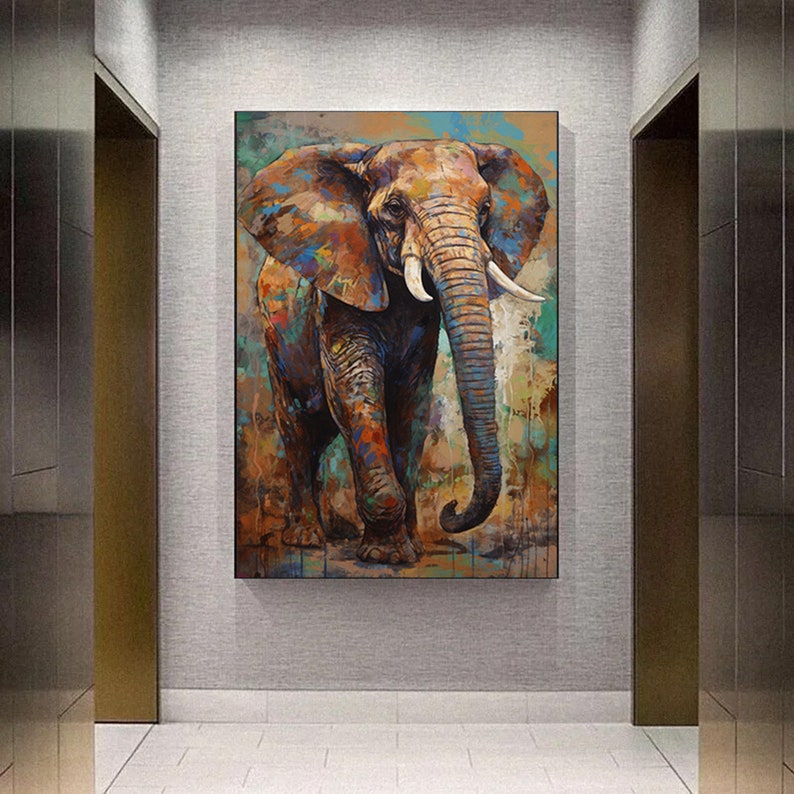 Puede incluir: Una pintura de un elefante con tonos marrones, azules y verdes. El elefante camina hacia el espectador con la trompa levantada. El fondo es una mezcla borrosa de colores.
