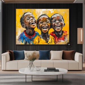 Pu&ograve; includere: Dipinto a olio raffigurante tre bambini che ridono gioiosamente, su uno sfondo giallo vibrante. I bambini, con la pelle scura, indossano abiti colorati. L'opera &egrave; incorniciata ed esposta sopra un divano color crema.