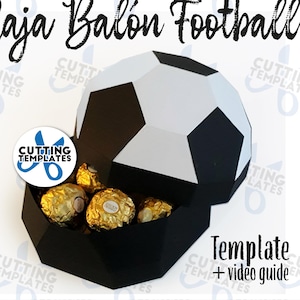 Puede incluir: Una caja en forma de balón de fútbol en blanco y negro, abierta para revelar bombones dorados. La caja es una plantilla de Cutting Templates, con texto que indica que necesita papel y una base de 30x30cm. El diseño incluye el texto "Caja Balón Football".