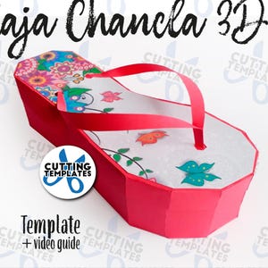 Puede incluir: Una plantilla de papel 3D para una caja con forma de chancla. La caja es roja y blanca con un patrón floral y mariposas. La plantilla incluye una guía de video.  "Cutting Templates" está impreso en un círculo azul con tijeras blancas.