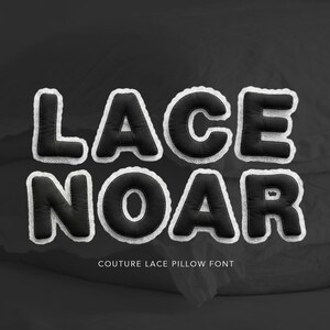 Può includere: Un grafico digitale che mostra il testo LACE NOAR in un carattere tridimensionale, gonfio, nero, simile a un tessuto, con un bordo in pizzo bianco. Sotto il testo principale, le parole COUTURE LACE PILLOW FONT appaiono in bianco.