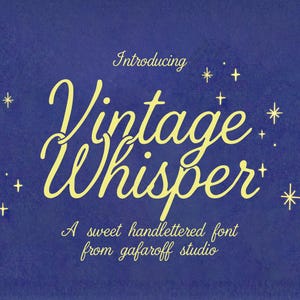 以下が含まれることがあります： 濃い青色の背景に、黄色の筆記体フォントで「Introducing Vintage Whisper」と書かれています。「A sweet handlettered font from gafaroff studio」というテキストが下にあります。白い星のイラストが散りばめられています。