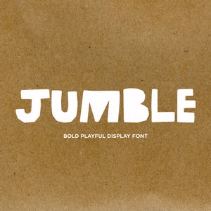 Op de afbeelding: Witte, vette, speelse "JUMBLE" lettertype op een bruine achtergrond. Onder het woord staat de tekst "BOLD PLAYFUL DISPLAY FONT". Het lettertype heeft een unieke, uitgesneden stijl, ideaal voor weergave.