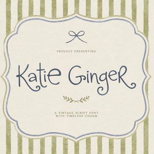 Può includere: Un carattere di scrittura vintage chiamato "Katie Ginger" è presentato su uno sfondo color crema con una cornice decorativa. Lo sfondo presenta strisce verticali in tonalità di verde e beige. Il carattere è blu scuro.