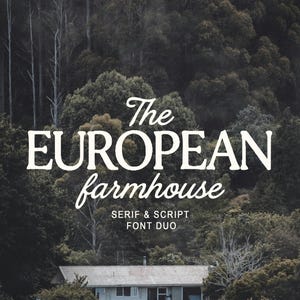 Puede incluir: Taza de cerámica blanca con asa negra y la frase "But First, Coffee" en negro. La taza se muestra sobre un fondo borroso, sugiriendo un ambiente acogedor.