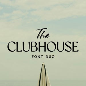 Könnte beinhalten: Der Text "The Clubhouse FONT DUO" in Schwarz, mit einem kursiven "The" über dem fetten "CLUBHOUSE" und "FONT DUO" darunter. Der Hintergrund ist eine weiche, gedämpfte Himmel- und Meereslandschaft mit einem weiß-schwarz gestreiften Sonnenschirm unten.