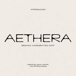Puede incluir: Una pantalla gráfica digital que presenta la palabra AETHERA en una fuente manuscrita orgánica de color negro. Sobre la palabra está el texto INTRODUCING, y debajo el texto ORGANIC HANDWRITTEN FONT, seguido de Inspired by nature, warmth, and effortless beauty.