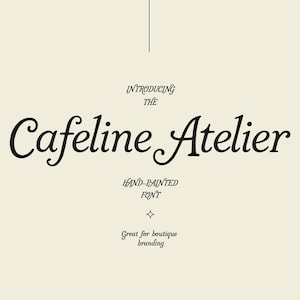 Op de afbeelding: Crèmekleurige achtergrond met zwarte tekst: "Introducing the Cafeline Atelier Hand-Painted Font". Daaronder een kleine ster en de woorden "Great for boutique branding". Het lettertype is een stijlvol, cursief schrift.