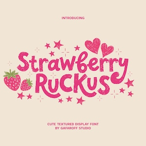 Könnte beinhalten: Ein niedlicher, strukturierter Display-Font namens "Strawberry Ruckus" in leuchtendem Pink, mit Erdbeer- und Sternillustrationen. Der Font ist von Gafaroff Studio, mit dem Wort "Introducing" oben.