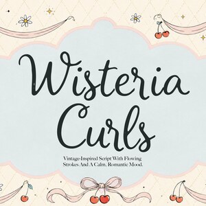 Puede incluir: Una pantalla gráfica con el texto Wisteria Curls y el subtítulo Vintage-Inspired Script With Flowing Strokes And A Calm, Romantic Mood. El fondo es crema con una cuadrícula de diamantes, cintas rosas, cerezas rojas y flores blancas.