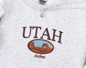 Geborduurd sweatshirt Utah Arches | Gezellige National Park-sweater | Cadeau woestijnliefhebber | Avontuurlijke reizen met ronde hals