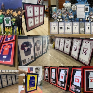 Könnte beinhalten: Eine Sammlung von individuell gerahmten Sporttrikots und Erinnerungsstücken in verschiedenen Rahmen. Die Auswahl umfasst mehrere Trikots mit Nummern, Teamlogos und Spielernamen, die alle professionell hinter Glas gerahmt sind.