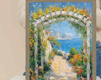 Può includere: Dipinto incorniciato di una scena costiera con un arco di pergolato bianco adornato di fiori. Un sentiero di pietra conduce al mare, con fiori colorati in vaso. L'opera presenta un cielo blu e un oceano.