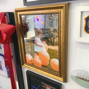 Klassisk vintage utsmyckad 10x12 guldfärgad tavelram med äkta glas – Elegant fyrkantig väggkonstram