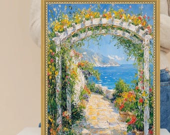 Può includere: Dipinto ad olio incorniciato raffigurante una scena costiera. L'opera presenta un pergolato bianco adornato da fiori colorati, che si affaccia su un sentiero che conduce al mare. Il dipinto è incorniciato in una cornice dorata.