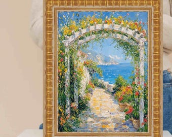 Può includere: Dipinto ad olio incorniciato raffigurante una scena costiera con un arco bianco ornato di fiori. Il dipinto presenta un sentiero in pietra che conduce al mare, con colori vivaci di blu, giallo e verde. La cornice è dorata.