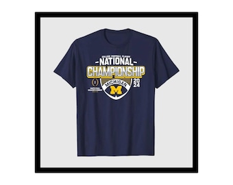 Può includere: T-shirt blu navy con la scritta "COLLEGE FOOTBALL PLAYOFF -NATIONAL- CHAMPIONSHIP" in bianco e oro. La maglietta presenta il logo "M" del Michigan e l'anno "2024".