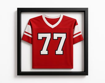 Può includere: Maglia da football rossa incorniciata con maniche bianche e il numero 77 in bianco. La maglia ha un colletto a V ed è esposta in una cornice nera su sfondo bianco. Un classico articolo sportivo.