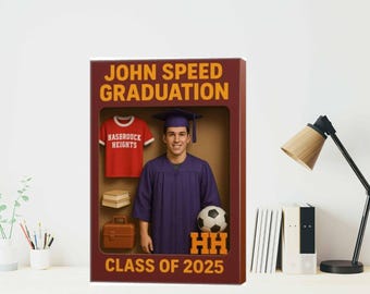 Può includere: Una scatola ombra a tema laurea con la scritta "JOHN SPEED GRADUATION" in oro. All'interno, un laureato in toga e cappello viola è raffigurato con una maglietta rossa, libri, una valigetta e un pallone da calcio. Il testo "CLASS OF 2025" è in basso.