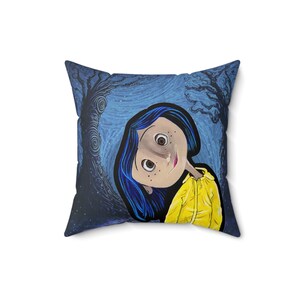 Almohada de interior inspirada en Coraline, funda y cojín 100 % poliéster, decoración Coraline, almohada decorativa imagen 3
