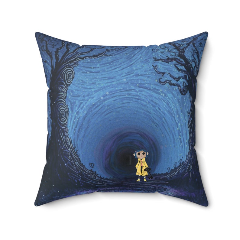 Puede incluir: Coj&iacute;n cuadrado con una ilustraci&oacute;n fant&aacute;stica. El dise&ntilde;o muestra una figura con abrigo amarillo frente a un t&uacute;nel azul arremolinado, enmarcado por &aacute;rboles estilizados. La obra de arte tiene una cualidad so&ntilde;adora y ligeramente surrealista.
