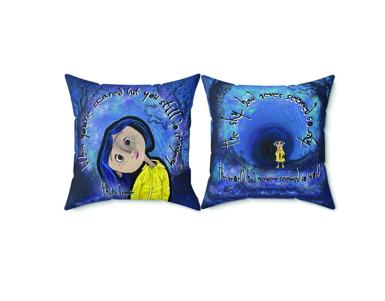 Puede incluir: Dos cojines cuadrados con ilustraciones de una pel&iacute;cula. Un coj&iacute;n presenta a una ni&ntilde;a con cabello azul y una chaqueta amarilla, con el texto "Cuando tienes miedo pero a&uacute;n as&iacute; lo haces. Eso es valiente." El otro coj&iacute;n muestra a una ni&ntilde;a en un t&uacute;nel con el texto "El cielo nunca hab&iacute;a parecido tan cielo. El mundo nunca hab&iacute;a parecido tan mundo."