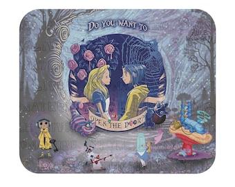 Alfombrilla de ratón con diseño de Alicia en el país de las maravillas y las aventuras de Coraline, cubierta de tela resistente a las manchas