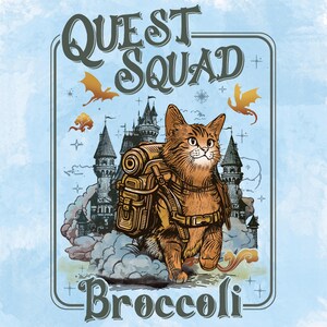 Könnte beinhalten: Eine grafische Illustration mit einer braunen getigerten Katze, die einen großen Wanderrucksack trägt. Hinter der Katze befinden sich eine detaillierte Burg, zwei fliegende Drachen und Wolken. Oben steht QUEST SQUAD und unten Broccoli.