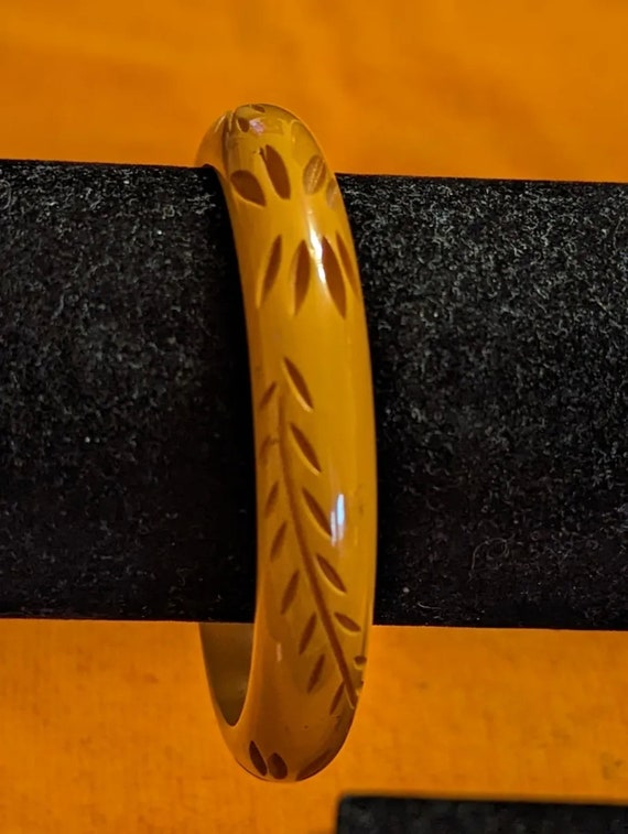 Carved BAKELITE Bangle BRACELET