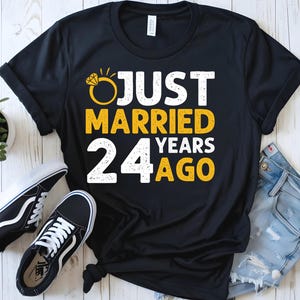 Camiseta &quot;Recién casados hace 24 años&quot;, regalo para el 24.º aniversario, 24 años de casados, pareja de bodas a juego, camiseta premium para hombre y mujer (EE. UU.)