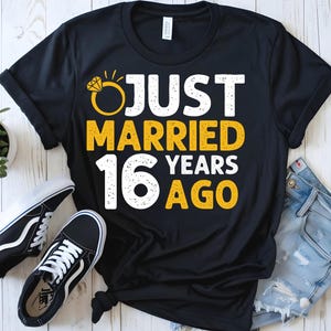 16年前に結婚したばかりのシャツ、16周年記念ギフトTシャツ、結婚16年目、カップルお揃いの結婚式、プレミアムメンズレディースUSシャツ