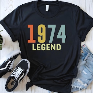 Camiseta de leyenda de 1974, camiseta para el 51.º cumpleaños, regalo clásico de 1974, leyenda viviente, regalos de cumpleaños, regalo divertido para él y para ella, camiseta de leyenda para mamá y papá.