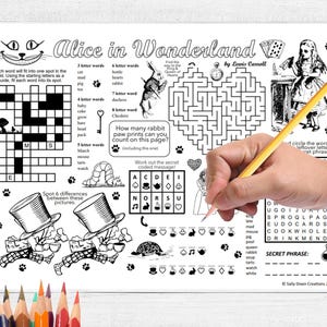 Op de afbeelding: Zwart-wit Alice in Wonderland-activiteitenblad met een kruiswoordpuzzel, doolhof en andere spellen. Een hand met een gele potlood tekent op het blad. Gekleurde potloden staan ​​onderaan.
