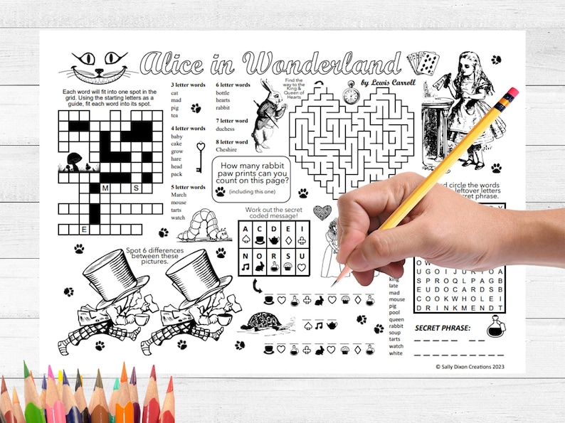 Op de afbeelding: Zwart-wit Alice in Wonderland-activiteitenblad met een kruiswoordpuzzel, doolhof en andere spellen. Een hand met een gele potlood tekent op het blad. Gekleurde potloden staan ​​onderaan.
