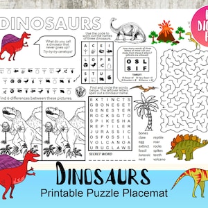 Può includere: Un tovaglietta da tavola stampabile in bianco e nero a tema dinosauri con un cruciverba, un labirinto e un puzzle trova le differenze. La tovaglietta da tavola presenta il testo "DINOSAURS Printable Puzzle Placemat".