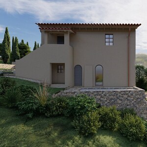Può includere: Una casa in stucco beige con un tetto di tegole rosse e un muro di sostegno in pietra. La casa ha una grande finestra ad arco e una finestra rettangolare più piccola. La casa è situata su una collina con vista su colline ondulate in lontananza.