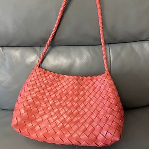 Bolso de mano de cuero tejido hecho a mano, bolso HOBO para damas tejidas a mano, bolso de vacaciones de verano pink