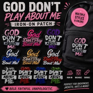 Może przedstawiać: Kolekcja naszywek do naprasowania z napisem GOD DON'T PLAY ABOUT ME w różnych kombinacjach kolorystycznych, w tym różowym, białym, niebieskim, złotym, czerwonym i zielonym. Naszywki są pokazane obok czarnego plecaka z jedną przymocowaną naszywką.
