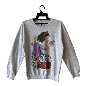 Vintage SNOW WHITE Sweatshirt Jumper Big Logo Spell Out Pullover Walt Disney / Small Size / Cartoon Character 7 Dwarf Sweater Size S