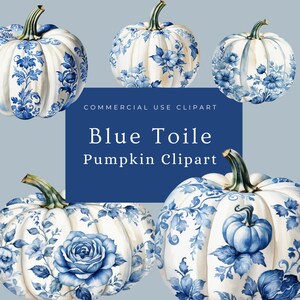 Può includere: Quattro zucche bianche decorate con un motivo toile blu e bianco. Le zucche sono disposte a semicerchio con uno striscione blu al centro che recita "Blue Toile Pumpkin Clipart".