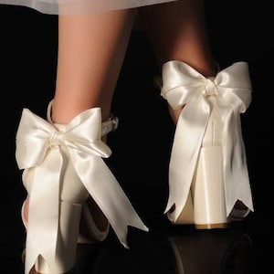 Ivory Wedding Shoes with Satin Ribbon, Bridal Leather Shoes, Ivory Wedding Heels, Block Heels with Ribbon, Boho Wedding shoes