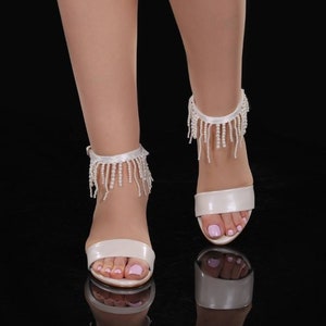 Weiße elegante Hochzeitsschuhe für die Braut, Hochzeit Heels mit Perlen, weißer Blockabsatz, Brautsandalen Damen, Hochzeit Brautjungfer Schuhe
