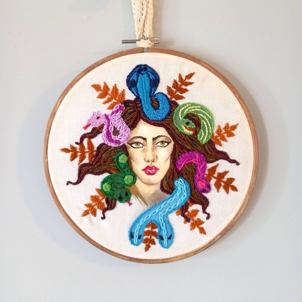 Medusa - Peinture et broderie - Original and unique - Mythologie Grecque - Gorgone - Peinture Méduse - Broderie d'art - Broderie Serpents