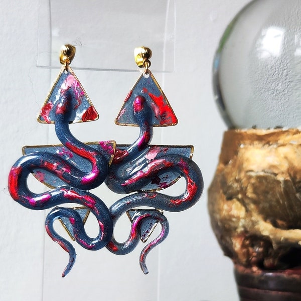 Boucles d'oreilles Serpent. Grandes boucles d'oreilles pendantes en résine. Serpents feuille noire métallique rouge et rose. Bijoux uniques.