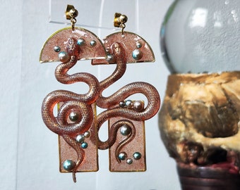Boucles d'oreilles Perle Serpent. Boucles d'oreilles pendantes asymétriques serpents wicca witch medusa ésotérique résine originale unique