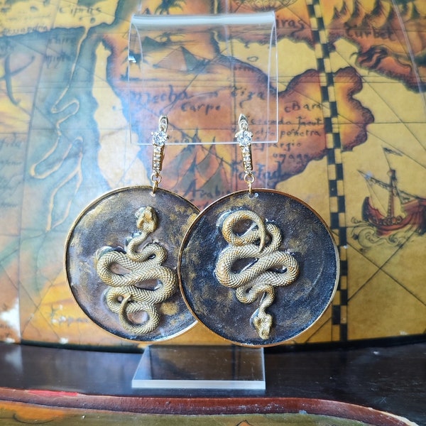 Boucles d'oreilles Vipère Serpent Méduse Gorgone. Boucles d'oreilles pendantes en résine. Witch Gothic Rock. Bijoux uniques originaux.