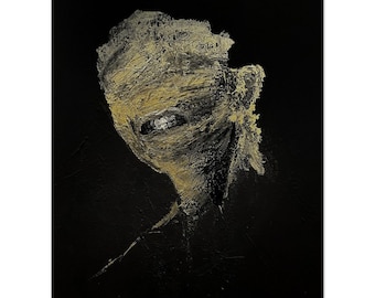 Puede incluir: Un primer plano de una pintura de un rostro con un esquema de color dorado y negro. El rostro está oscurecido por una superficie texturizada y superpuesta, creando una sensación de misterio e intriga.